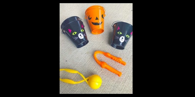 Halloween inspired sensory tray for toddlers